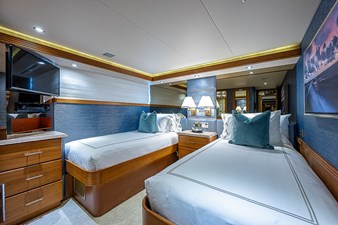 SUPERSTAR 33 GUEST STATEROOM / STARBOARD