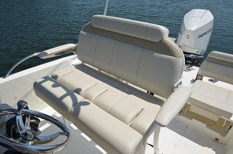 Boston Whaler 250 8 Helm Seat