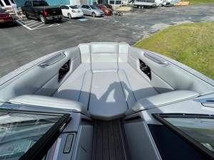 23' Moomba Mojo 8 