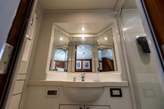 CABOCHON 49 47. Starboard guest head.