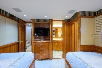 THE BEELIEVER 33 GUEST STATEROOM / STARBOARD