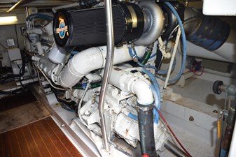 LOW BIDDER X  43 Starboard motor  