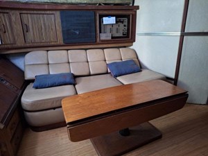 1985 Sea Ray 390 Express Cruiser 10 11