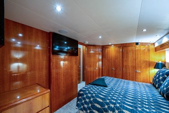 EAGLE'S NEST 24 _master_stateroom_4