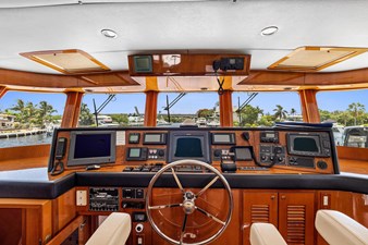 JEF82110L506 16 17_2006 82ft Jefferson Starship Pilothouse
