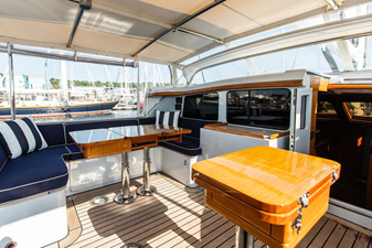 CABOCHON 28 27. Midcockpit lounge.