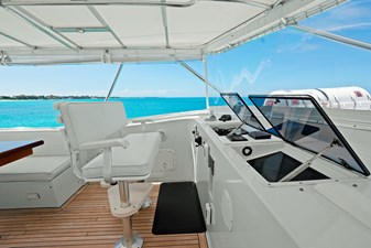 SERENITY 36 Flybridge Helm