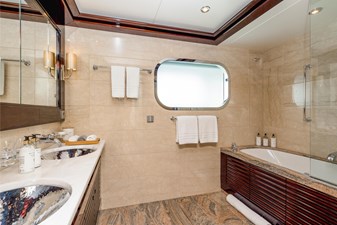 DREAM 19 Lower Deck King bathroom