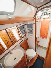 FREE RANGE 19 FREE RANGE 2008 Hylas 54, Guest Shower, Fwd