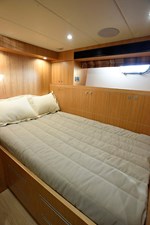 JOHNSON 93 OPEN BRIDGE 36 Crew double berth aft to port