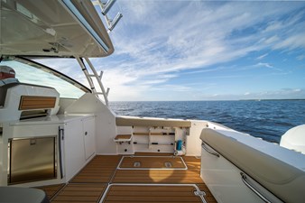 2019 Pursuit DC 325 Dual Console 21 
