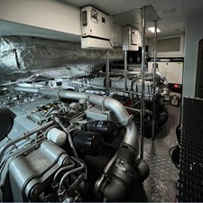 HONEY BADGER 24 Engine room