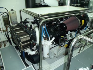 JOHNSON 93 OPEN BRIDGE 52 Starboard engine