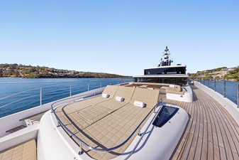 M/Y LEGACY 5 Bow