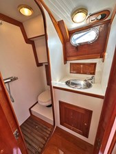 TARA JEANNE 22 TARA JEANNE, 2000 Morris Wolf Class 44: Head and Shower