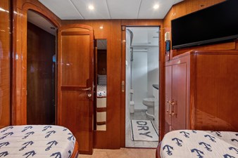 JEF82110L506 58 59_2006 82ft Jefferson Starship Pilothouse