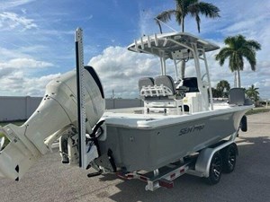 2021 Sea Pro 248 Bay 7 8