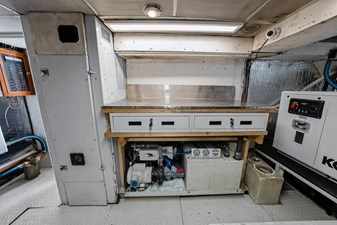 SERENITY 39 Engine Room