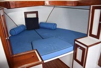RAMPAGE 25 Open V-berth with filler cushion, wood trim