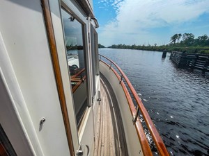 TALLULAH 70 Starboard Deck Forward