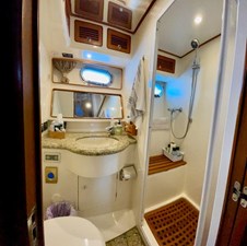 ASANTE 8 2005 Selene 53 (ASANTE) Guest Head & Shower