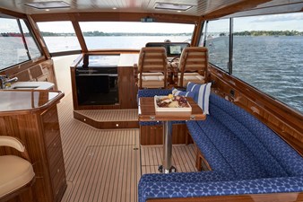 DAYCHASER  5 Dining Area