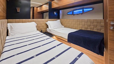 HONEY BADGER 40 Twin Guest cabin