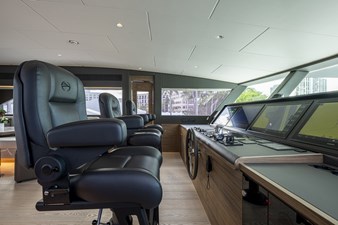 Horizon FD90  10 Full helm station in skylounge. 