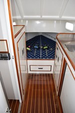 PT 73  9 V-Berth Forward
