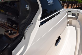 ERIKA RAY 27 Non-skid walkaround to foredeck seating  