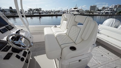 TALAN'T SHOW 6 Intrepid 40' 2021  Helm Seating