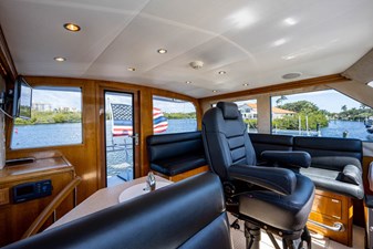 EAGLE'S NEST 51 _enclosed_flybridge_10