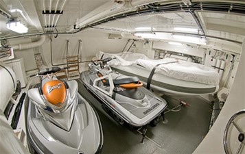 LATITUDE 9 Lazarette