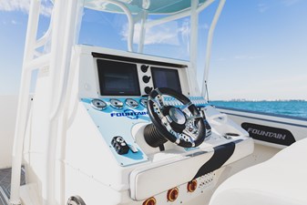 Fountain 38 Center Console 14 731A4118