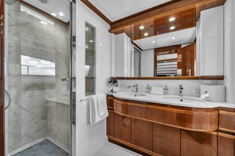 Ferretti Yachts Custom Line 94 87 