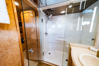 LONE STAR 36 Stbd Fwd Queen Shower
