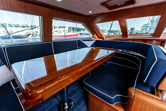 CABOCHON 42 41. Pilothouse dining area.