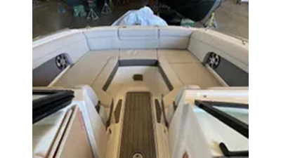 2024 Sea Ray 270 Sundeck Outboard 12 