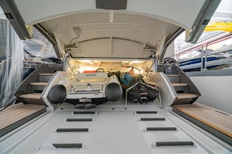 SILVER BULLET 16 01) Pershing 8X_16_SILVER BULLET_Exterior_22
