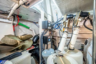 RECON ROYALE 51 Engine room
