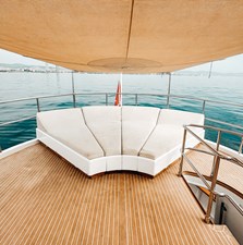 LAZIZA 64 Flybridge Lounging