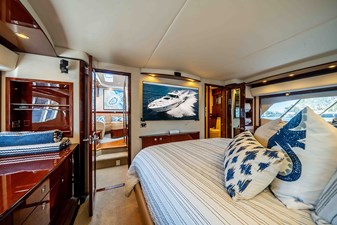 RECON ROYALE 33 Master stateroom
