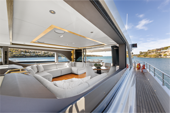 M/Y LEGACY 9 Sky Lounge