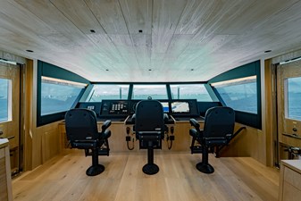 Horizon FD100  13 Skylounge helm with 3 captains chairs. 