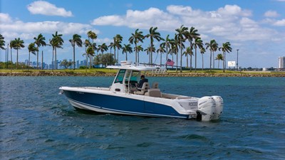 2020 Boston Whaler 330 Outrage 40 