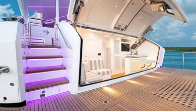 Horizon FD100  9 Ooean beach club with bar and seating. 