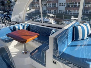 JOHNSON 80' FLYBRIDGE W/HYDRAULIC PLATFORM  35 Flybridge Seating