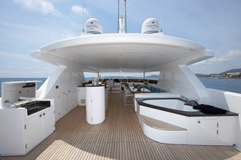 JOHNSON 110 FLYBRIDGE  12 Flybridge looking forward