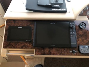 Carpe Diem 27 28_Interior helm electronics 1