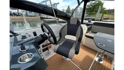Parker 630 Day Cruiser 11 Parker 630 DC Steering position